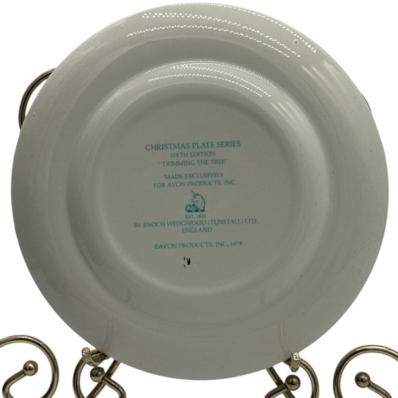 Vintage Avon 1978 Decorative Christmas Plate “Trimming the Tree” - Picture 3 of 6